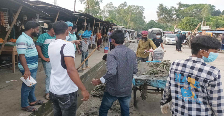 বঙ্গবন্ধু সেতু মহাসড়কের ড্রেনের ময়লা পরি